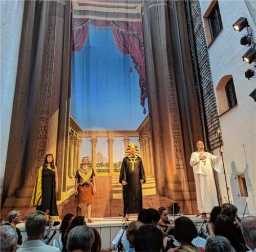 Ein besonderes Opernerlebnis: Verdis „Aida“ im Renaissance Arkadenhof von Schloss Amerang berührt das Publikum hautnah.Foto  Schloss Amerang