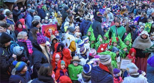 Ein buntes Getümmel: Zahlreiche Besucher treffen sich bei der Eröffnung des Rosenheimer Christkindlmarktes auf dem Max-Josefs-Platz.Fotos  Schlecker