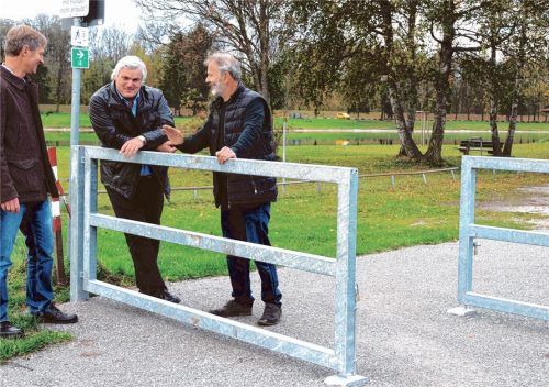 Ein entschlussfreudiges Team bei der Begutachtung der neu installierten Seeschranke: Behindertenbeauftragter Alois Niederthanner, Zweiter Bürgermeister Martin Schmid, Erster Vorsitzender des Verkehrsvereins und Pächter Georg Paul. Foto  reiscjl-Zehentbauer