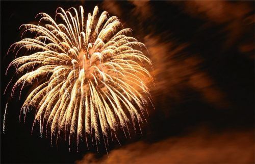 Ein Feuerwerk für alle in Aschau? Der Gemeinderat hat in seiner jüngsten Sitzung darüber beraten.Foto dpa