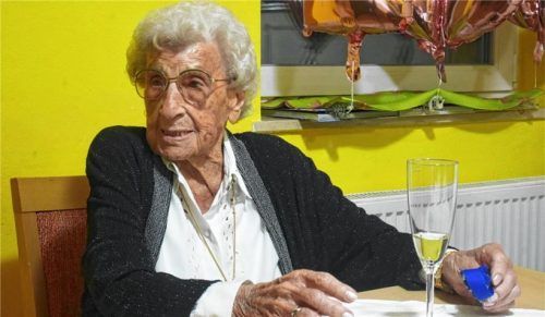 Ein Glas Sekt darf am Geburtstag nicht fehlen, findet Therese Güntner. Schon gar nicht, wenn man 100 Jahre alt wird.Foto kirchner