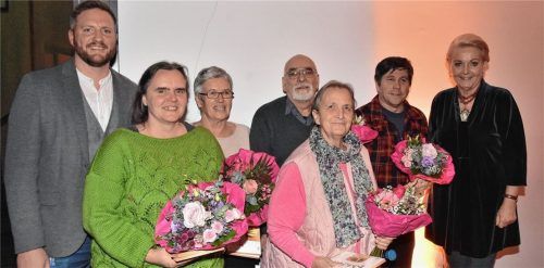 Ein herzliches Dankeschön mit Blumen und Schokolade überbringen Rosenheims Oberbürgermeisterin Gabriele Bauer (rechts) und Christian Hlatky von der Freiwilligenagentur (links) an die langjährigen Mitglieder des Stadtteilvereins „Bunte Finsterwalderstraße“: (von links) Annelore Huber, Karin Walter, Johann Peschke, Stephanie Krämer und Matthias Wachinger. Foto Schlecker
