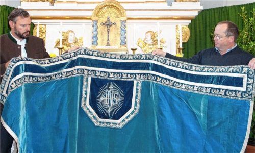 Ein Prunkstück von besonderem Blau: Den silberbestickten Mantel vom Georgs-Ritter-Orden hat schon König Ludwig III. getragen, bewundert wird er von Georg Kronast (links) und Peter Huber.Foto Hötzelsperger