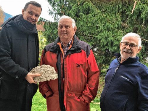 Ein Stück Mauer in der Hand: Geschichtslehrer Andreas Wagner hält den Brocken Geschichte in der Hand, den der Sohn von Helmuth Brunner (rechts) eigenhändig aus der Mauer in Berlin geschlagen hat. Andreas Bichlmair hat den Kontakt vermittelt und selbst ein Stück Grenzbefestigung verschenkt. Fotos Brunner