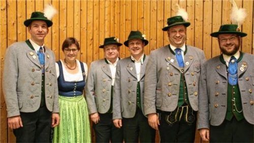 Ein Teil der Geehrten (von links): Sepp Mair junior, Maria Trenkler, Josef Mitterberger, Mathias Ottich, Hubert Stadler und Vorsitzender Florian Bonnetsmüller. Foto re