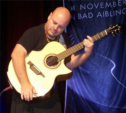 Ein Zauberer an der Gitarre: der 40-jährige Amerikaner Andy McKee.Foto  Auer
