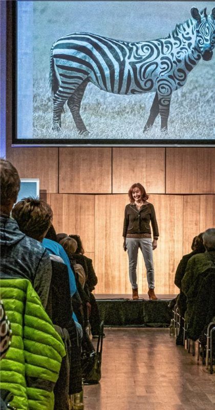 Ein Zebra auf der Alm? Gabriele Schule rief dazu auf, den Gast zum Lächeln zu bringen.Fotos flub