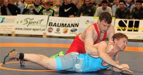 Eine Bereicherung für das Traunsteiner Team: Igor Dereszewski (rotes Trikot) war wie schon im Vorrundenkampf erfolgreich. Foto Wittenzellner