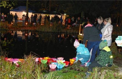 Eine ganz besondere Atmosphäre zauberten die vielen schwimmenden Blumenlichter auf dem Teich im Stadtpark.