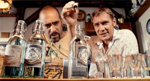 Eine Rolle wie auf den Leib geschrieben: Regisseur Thomas Schwendemann (links) spielt in „Schmucklos“ die Rolle von Augustin, einem erfolglosen Regisseur. An seiner Seite Autor Stefan Fent als Roland, der als Autor in Wien gescheitert ist und nun in München durchstarten will. Ihre Geschäftsidee: eine Kneipe in Giesing. Foto  Zenofilm