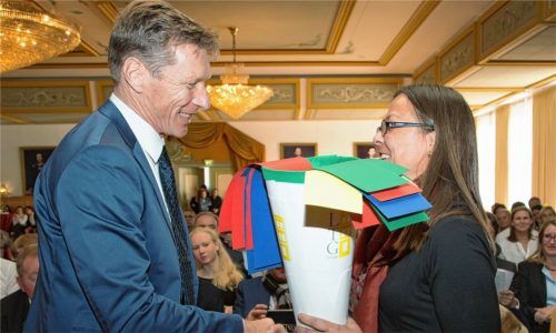 Eine Schultüte, symbolisch gefüllt mit positiven Eigenschaften, überreichte Elternbeiratsvorsitzende Elisabeth Kirchner dem neuen Leiter des Ludwig-Thoma-Gymnasiums Andreas Schaller zu seiner Amtseinführung. Foto Berger