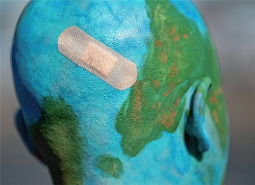 Eine Teilnehmerin der „Fridays-for-Future“-Demonstrationen ist als verletzte Erde geschminkt. Foto dpa