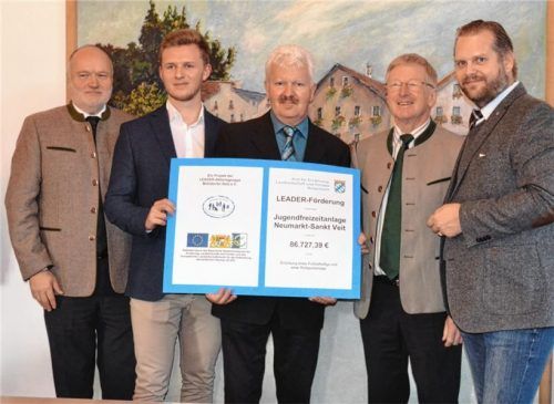 Einen Geldsegen erhielt die Stadt Neumarkt-St. Veit überreicht. Von links: Thomas Einwang, Vorsitzender des Mühldorfer Netzes; von der Stadt Neumarkt Markus Huber und Bürgermeister Erwin Baumgartner, Sebastian Wittmoser, und Sascha Schnürer, LAG-Manager Mühldorfer Netz e.V, bei der Übergabe des Leader-Förderbescheids.Foto Rampl