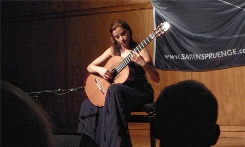 Einen Klangzauber der besonderen Art entlockte Ana Vidovic bei den „Saitensprüngen“ in Bad Aibling ihrer Gitarre.Foto  Füchtner