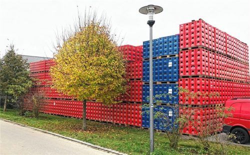 Eines der Außenlager der Flötzinger-Brauerei lässt erahnen, welche Leergut-Mengen zu bewältigen sind.Foto flötzinger