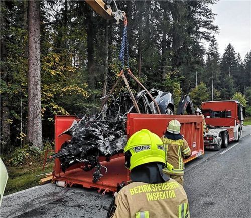 Ende einer Ausflugsfahrt: Das Wrack des 520-PS-Tesla des Münchners Dominik Freymuth beim Verladen in den Spezial-Container. Er war auf der Fahrt Richtung Schleching von der Fahrbahn abgekommen und gegen einen Baum gekracht.Fotos Feuerwehr Kössen (2)/Re
