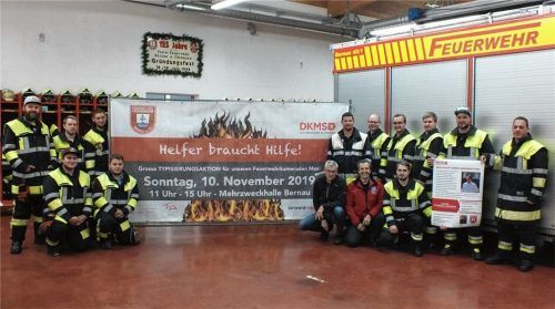 Engagieren sich für ihren Kameraden und Freund: (stehend von links) Sebastian Frey, Dominic Voggenauer, Nico Reisinger, Kommandant Marcus Praßberger, Felix Reim, Matthias Stephan, Vorsitzender Andreas Reiter, Fabian Müller, Michael Schwab, (kniend von links) Dustin Lutz, Stefan Huber, Bernaus Bürgermeister Philipp Bernhofer, Kreisbrandrat Richard Schrank und Maximilian Reiter. Fotos re