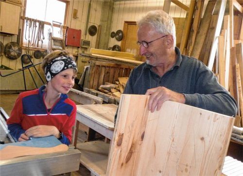 Enkel Maxi (9) genießt es, wenn sich Opa Bernhard jetzt mehr Zeit für Basteleien nimmt. Vielleicht springt dabei malder Schreiner-Funke auf die nächste Generation über. Nach 35 Jahren schließt Bernhard Kecht seine Innungsschreinerei. Foto Schick