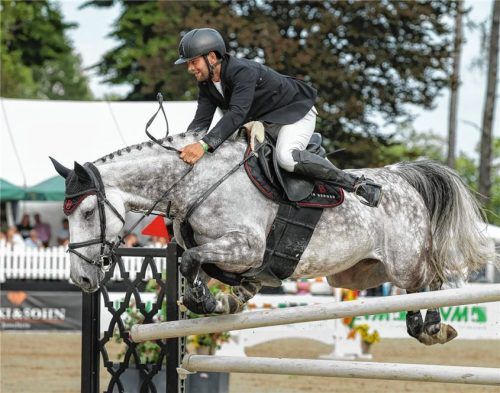 Er gehört zu den Mitfavoriten bei den Wettbewerben auf Gut Ising: Sven Fehnl mit Celsia. Beim Chiemsee-Pferdefestival vergab er durch diesen Abwurf im Stechen des Großen Preises den zweiten Platz und wurde Vierter. Foto Weitz