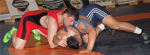 Er hatte den Applaus der Traunsteiner Fans auf seiner Seite: Igor Dereszewski (rotes Trikot), hier bei seinem Sieg gegen den Trostberger Ersayin Kubilay.Foto Wittenzellner