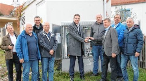 Erfolgreiche Kooperation: (von links) Thomas Lang (Amplus) ,Gerd Taupe (Amplus), Robert Scholz (Amplus), Anton Biereder (Firma Höpfinger), Frank Hellemink (Amplus), Thomas Faltl (Amplus), Bürgermeister Alfons Linner, Georg Tintemann (Amplus) und Johannes Kern (VG Reichertsheim). Foto wittmann