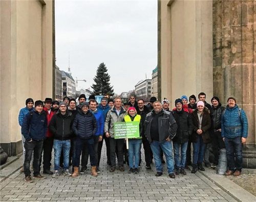 Erinnerungsfoto am Brandenburger Tor: Die Delegation aus Rosenheim, die sich zu den Protesten auf den Weg nach Berlin gemacht hat. Foto re