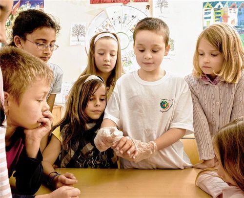 Erste Hilfe in der Grundschule: Ein Schüler, der Mitglied beim Jugendrotkreuz ist, zeigt anderen Schülern einige medizinische Handgriffe.