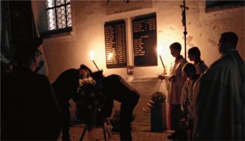 Erstmals fand die Kranzniederlegung am Lampferdinger Kriegerdenkmal am Abend statt.Foto stelzer