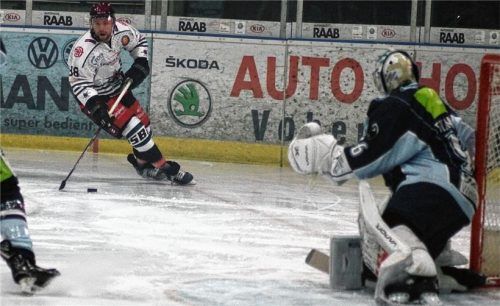 Erzielte in Weiden sein erstes Saisontor und sicherte den Starbulls damit wenigstens einen Punkt: Verteidiger Maxi Vollmayer. Fotos  Masching