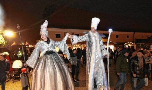 Stelzengeher auf dem Christkindlmarkt in Tüßling: Heuer fällt der Markt wie alle anderen auch aus. Foto  Wagner