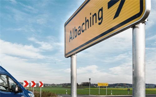 Es gibt eine Beschilderung an der neuen Albachinger Ortsumgehung. Wie am Stettener Kreisel (unser Bild) ist diese noch verbesserungswürdig, da die größeren Routen und Ziele nicht angegeben sind. Foto IrmiGünster