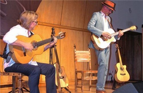 „Es gibt in der Musik nichts Besseres als eine Gitarre – ausgenommen zwei Gitarren“, heißt es. Das beweisen Matthias Waßner (rechts) und Roland Palatzki.Foto  auer