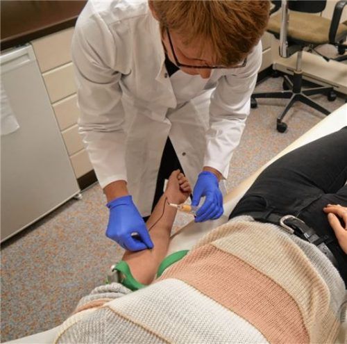 Es ist nur ein kleiner Piks: Erst wird Blut abgenommen, nach drei bis fünf Tagen steht das Ergebnis fest, ob die Testperson Träger des HI-Virus ist. Im Landratsamt Mühldorf ist der Test kostenlos.Foto Niederschweiberer