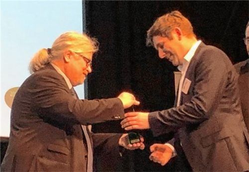Europäischer Transportpreis für Nachhaltigkeit: Torsten Buchholz, Chefredakteur der Fachzeitschrift Transport, übergibt Josef Heiß (Mitte) den ersten Preis in der Sonderkategorie Transportunternehmen und Speditionen. Foto BTK