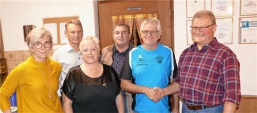 EV-Vorsitzender Peter Riener (Zweiter von rechts) gratuliert Anton Galneder (rechts) für 50-jährige Vereinstreue sowie den weiteren Geehrten Gerti Cronauer (von links), Josef Holzner, Brigitte Galneder und Eduard Mitter.Fotos  BAchmaier