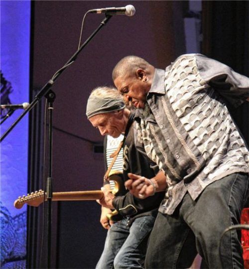 Facettenreich von ruhiger bis zu ausgelassener Stimmung reicht das American Cajun, Blues and Zydeco Festival. Am Ende spielen der zurückhaltende Michael Juan Nunez und Bühnenherrscher Dwight Carrier (rechts) gemeinsam.Fotos von ahn
