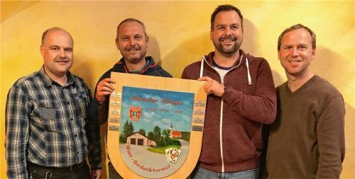 Feuerwehr-Kommandant Andreas Rödig (links) und Vorsitzender Martin Anzinger (rechts) übergaben die von Richard Wagner gemalte „Wanderscheibe“, die im Feuerwehrhaus verbleibt, an das Siegerteam mit Thomas Böhm (Zweiter von links) und Denis Ohmann. Foto Feuerwehr/bac