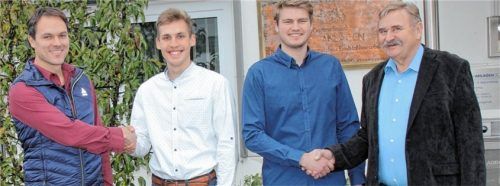 Firmenchef Tobias Empl (links) gratulierte Johannes Marks zu dem sehr guten Notendurchschnitt und zur bestandenen Gesellenprüfung. Firmengründer und Prokurist Martin Empl (rechts) konnte Kilian Ober zu der 1,0 im Abschlusszeugnis und zum Kammersieger gratulieren.Foto Friedrich