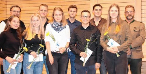 Fleiß wird belohnt. Die Gemeinde Amerang ehrte ihre besten Absolventen im Rahmen der Bürgerversammlung: Bürgermeister Gust Voit, Emily Langer , Pauline Hagn, Bastian Niedermaier, Carina Dürnegger, Benedikt Gießibl, Hermann Hochreiter, Roman Bichler, Miriam Konhäuser und Dritter Bürgermeister Werner Fröwis (von links).Foto Auer