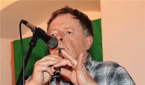 Flötist Colm O’Tuama hatte sieben Pipes im Gepäck.Foto red