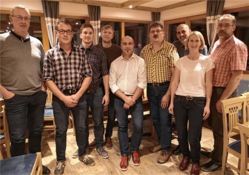 Florian Hörhammer (Mitte, zusammen mit einigen Bewerbern für den Gemeinderat) bewirbt sich als Kandidat der Liste Junges Dorf Brannenburg um das Amt des Brannenburger Bürgermeisters.Foto stuffer-chunpetch