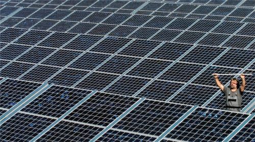 Fotovoltaikstrom, wohin das Auge blickt: 548 Anlagen (Stand 2018) gibt es im gesamten Gemeindebereich von Neumarkt-St. Veit. Doch der weitere Ausbau geschieht nicht um jeden Preis. Ein Großprojekt bei Wolfsberg hatte der Neumarkt-St. Veiter Stadtrat zuletzt abgewandelt, weil ihm die Einschränkungen für Natur und Anlieger als zu groß erschienen.Foto dpa