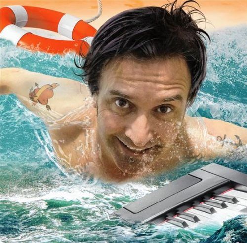 „Freischwimmer“ nennt der Kabarettist Chris Boettcher sein neues Programm, mit dem er in Ramerberg auftritt. Foto  re