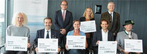 Freude bei der Scheckübergabe: Alfons Maierthaler, Vorstandsvorsitzender des Stifterkreis Zukunft (hinten rechts), Markus Götz, Vorstandsmitglied des Stifterkreis Zukunft (hinten links) und Alexa Hubert, geschäftsführendes Vorstandsmitglied des Stifterkreis Zukunft (hinten, Mitte) mit den Vorsitzenden der begünstigten Vereine. Foto Stifterkreis Zukunft