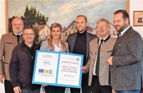 Freude über den Geldsegen: (von links) Thomas Einwang, Vorsitzender vom Mühldorfer Netz, Dr. Alexander Skiba, Aytül Ghafur und Stefan Reiter von der Stiftung Ecksberg, Sebastian Wittmoser, Vertreter des Amts für Ernährung, Landwirtschaft und Forsten, und Sascha Schnürer, LAG-Manager Mühldorfer Netz. Foto Rampl
