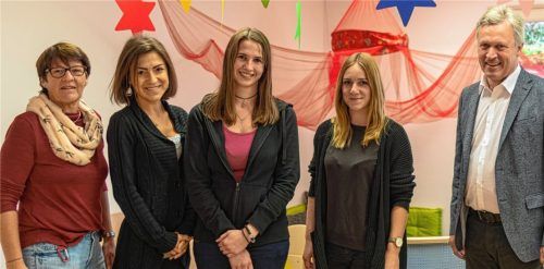 Freuen sich auf die kommende Zeit in der neuen Gruppe: Einrichtungsleiterin Petra Bunjewatz, die beiden neu eingestellten Mitarbeiterinnen Carmen Schwarzenböck und Veronika Hauser, Selina Schmidhuber, aus dem Haus, die in die neue Kindergruppe wechselt und Bürgermeister Rudolf Leitmanstetter.Foto thomae