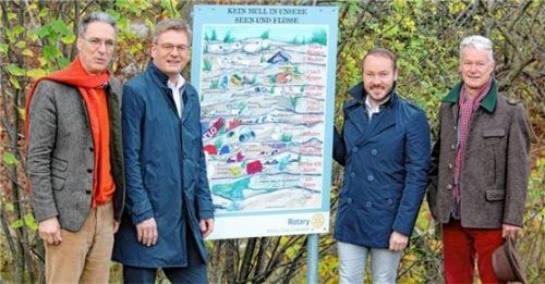 Freuen sich über die Beschilderung: Thomas Tramp (Zweiter von links), Peter Solnar (links), Herbert Reiter (Dritter von links) und Thomas Buchinder (rechts).Foto re