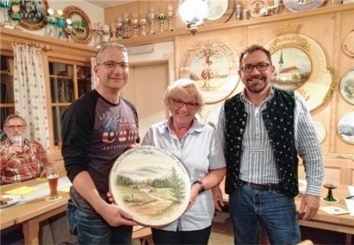 Freuen sich über die Scheibe (von links): Thomas Anner, Grete Anner und Erster Schützenmeister Paul Anner.