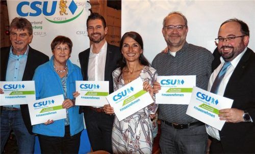 Führt die CSU-Liste in den Wahlkampf: Bürgermeisterkandidatin Heike Maas (Dritte von rechts) mit Wolfgang Schmid, Elisabeth Fischer, Jakob Schedel, Markus Bauer und Georg Machl (von links). Foto Weithofer