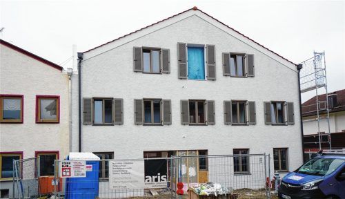 Für 7,75 Euro pro Quadratmeter kann man hier wohnen: das „neue Oberschätzlhaus“ an der Marktstraße in Gars.Foto aris